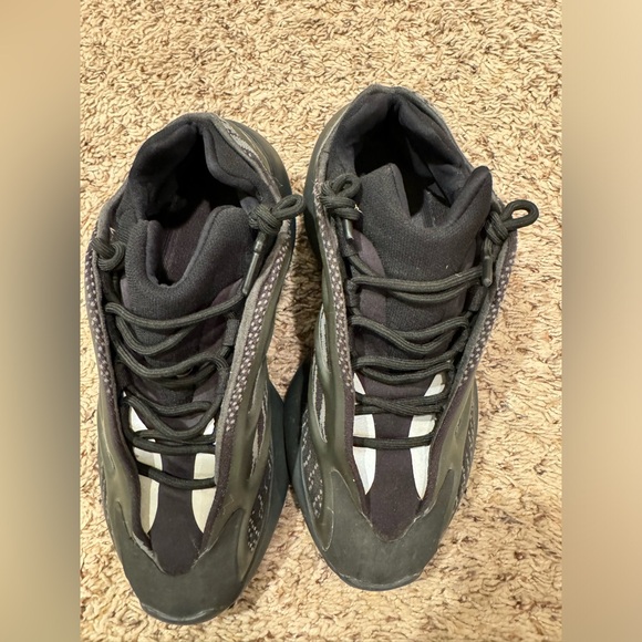 UNISEX ADIDAS YEEZY 700 V3 DARK GLOW - Picture 4 of 8